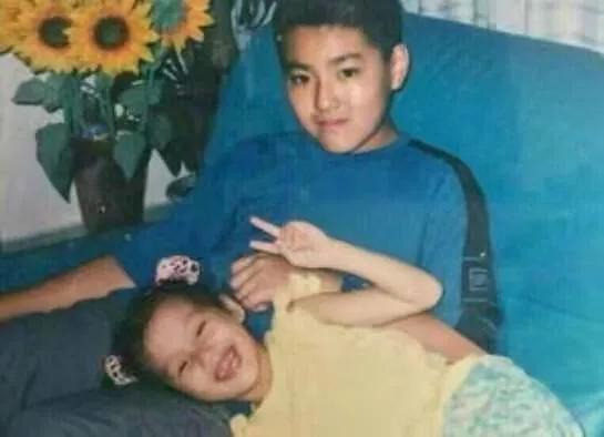 接触吴亦凡现状：一个人住在六平方米的单间里，瘫倒在地睡着了