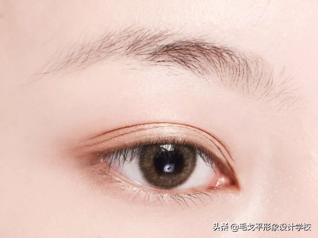 怎么画眼妆才不显脏,想学画眼妆今年最流行的眼妆