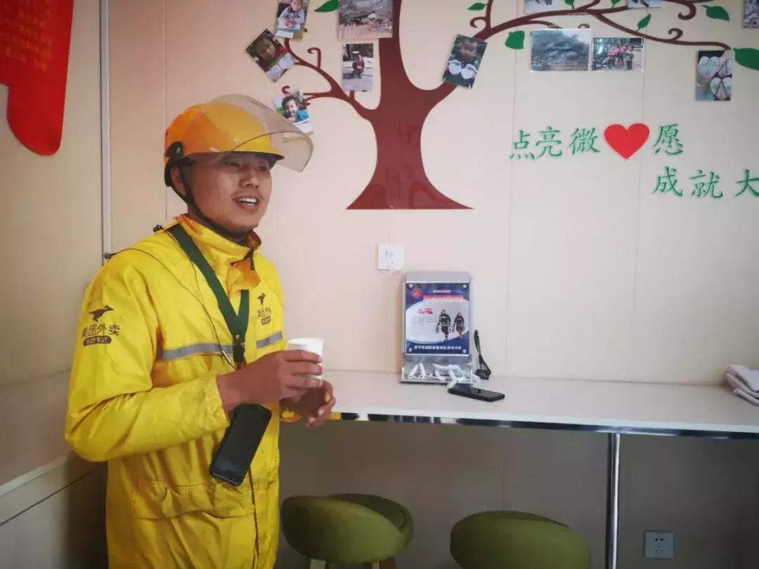 *防队消**“两杯奶茶”店开张，生意咋样？