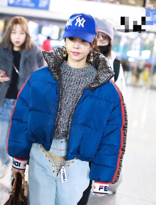 蔡依林穿两万元羽绒服现身机场，有点矮却很时尚，真不愧是天后