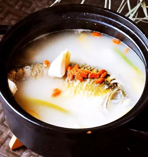 一碗好汤喝出好气色，这几种鱼汤味道鲜美、营养丰富、做法简单