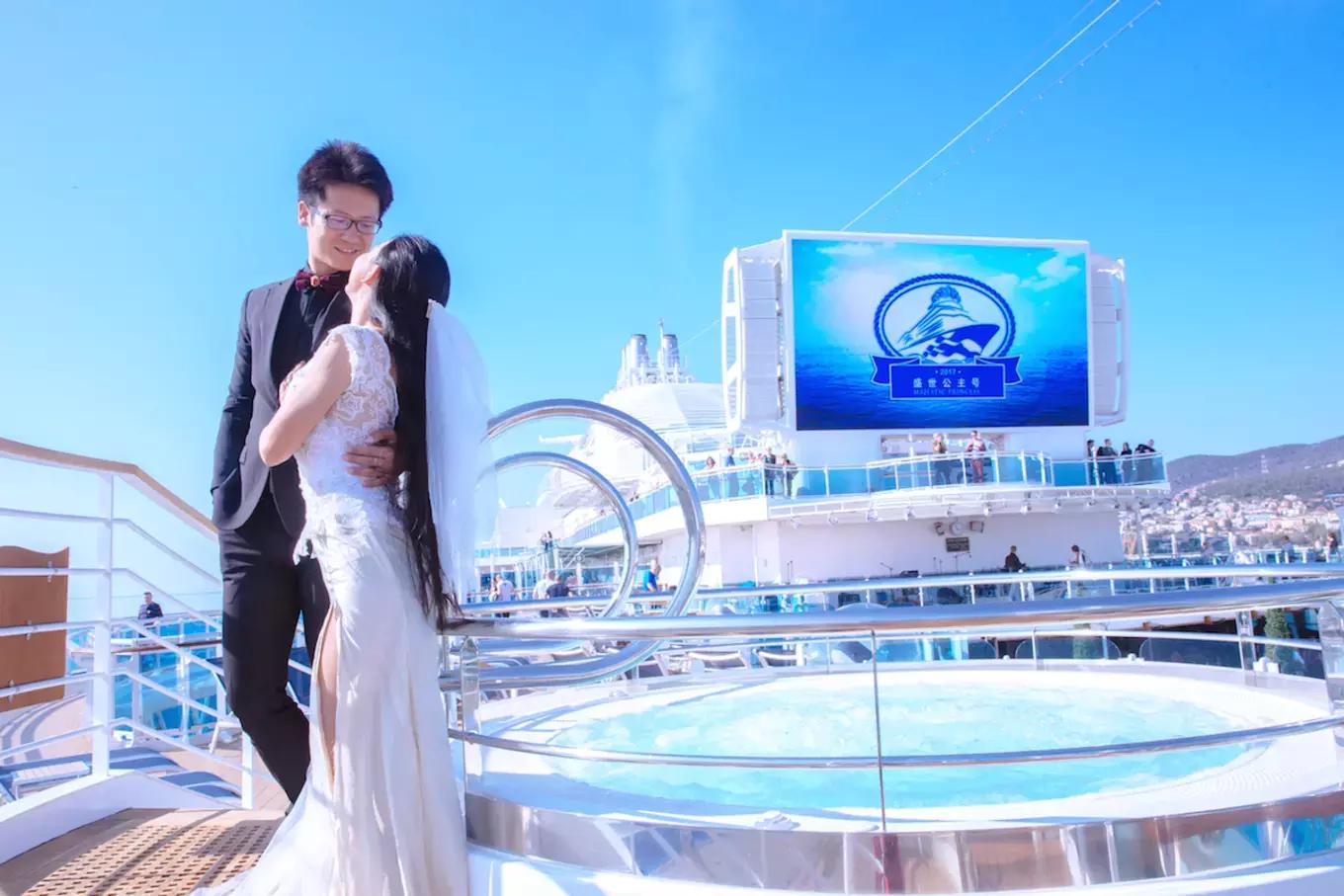 环球蜜月的小两口，免费上了一座价值8亿欧元的邮轮