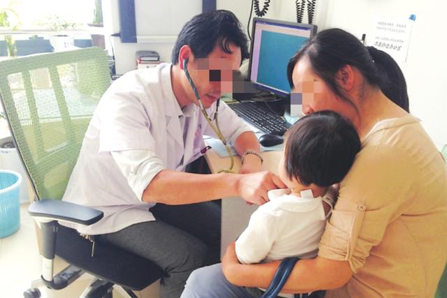 孩子误食干燥剂的做法,小女孩误把干燥剂当零食吃了