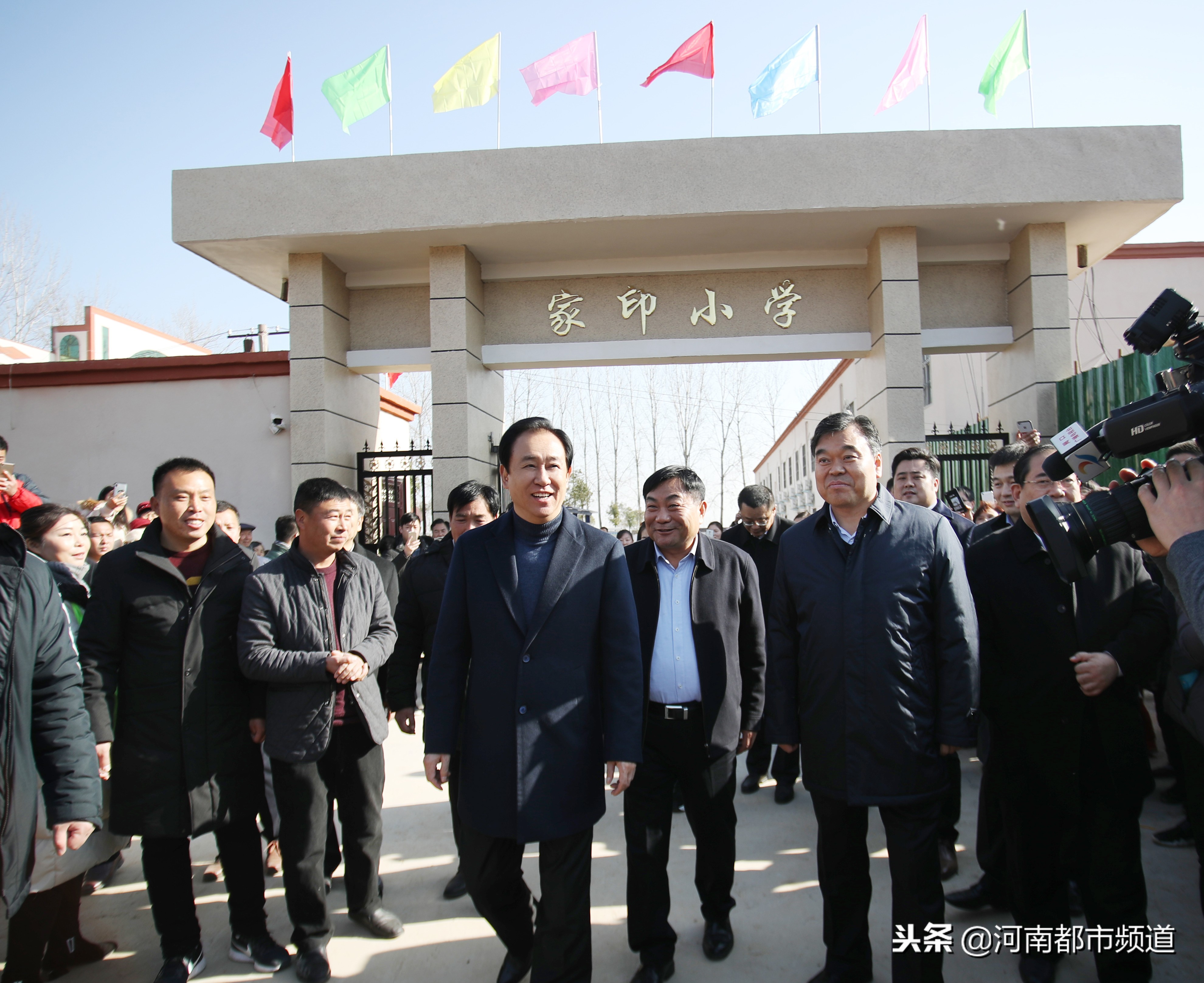 许家印回乡报师恩完整版,许家印的师恩