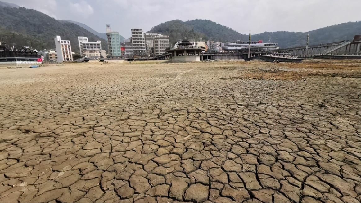 日月潭干涸，潭底垃圾遍地，网友直呼：好可怕