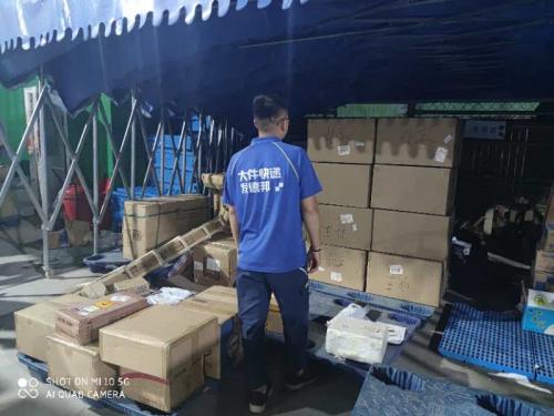 拾金不昧快递员,德邦快递小哥工作怎样