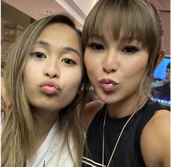 洗米嫂晒与两女儿合影露豪宅一角，意外暴露其身家远不及小三！