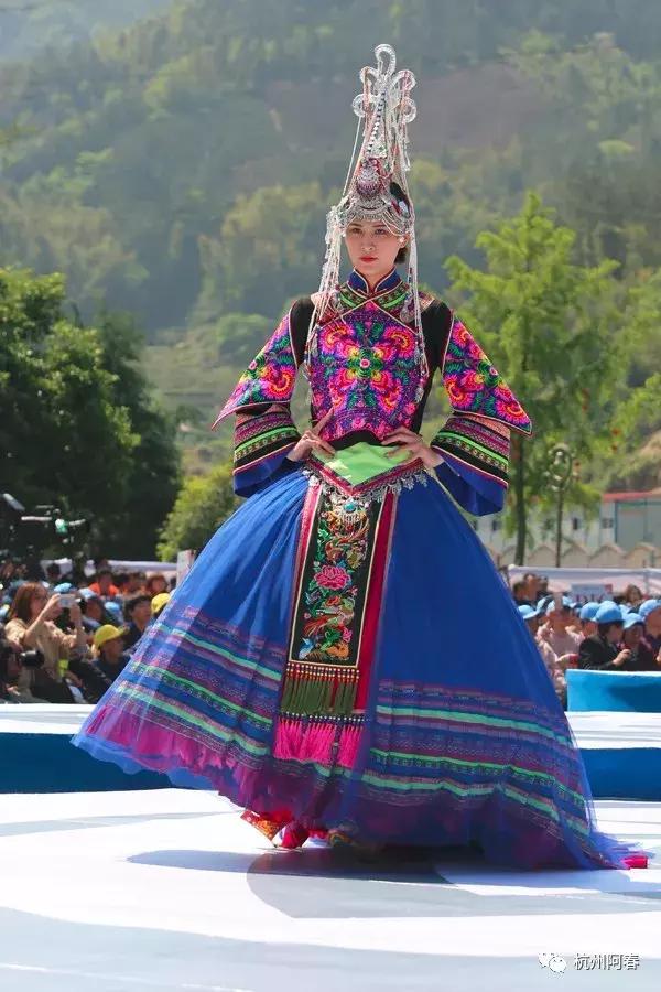 超百图再现2018年服装圈内那三十道靓丽风景……