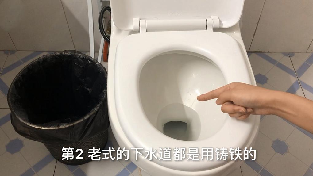 卫生纸丢马桶还是垃圾桶,卫生纸该扔进马桶还是纸篓