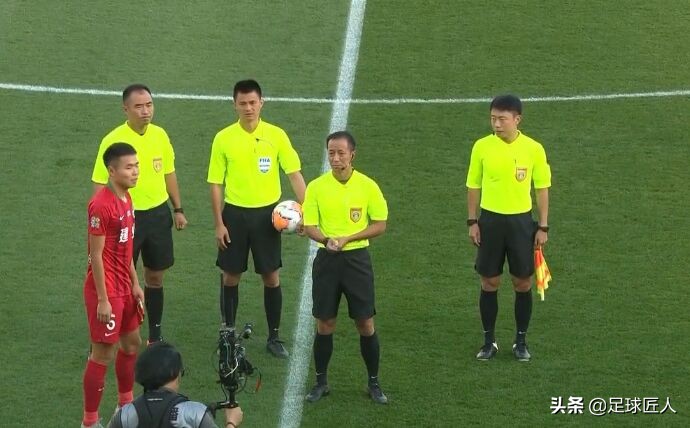 中超裁判15分钟后再现争议判罚,中超裁判被球砸中