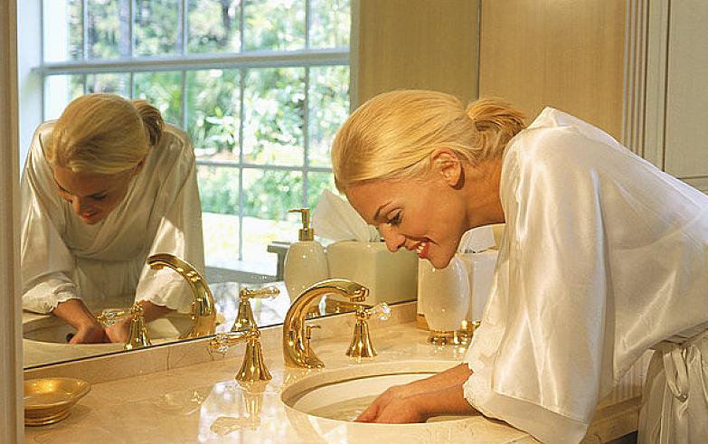 热水和冷水哪个洗脸容易长痘,热水洗脸和洗面奶洗脸哪个好