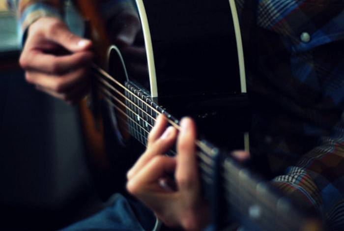 吉他入门初学者遇上吉他琴距离弦高时，该怎么破？