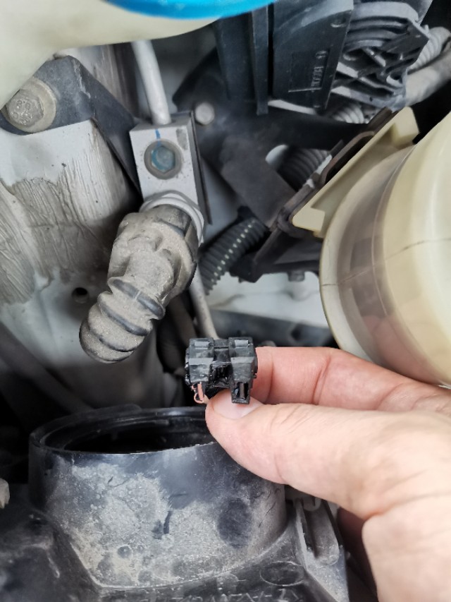 私家车近光灯不亮了，自购配件，自己动手维修，网购配件成本17元