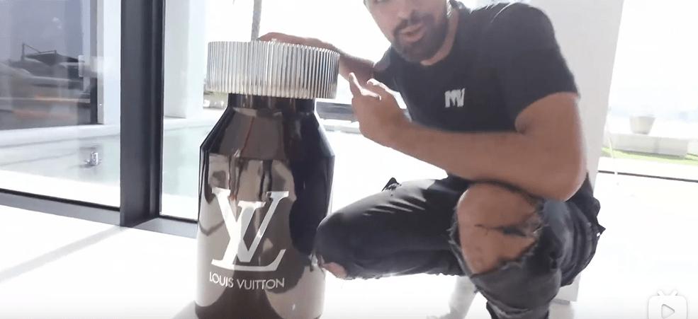 迪拜男子奋斗十年买下劳斯莱斯,迪拜小伙卖掉劳斯莱斯买法拉利