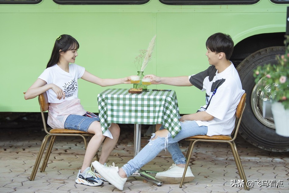 郑爽头绑彩带蝴蝶结甜美可爱与张恒互喂甜品爱意十足