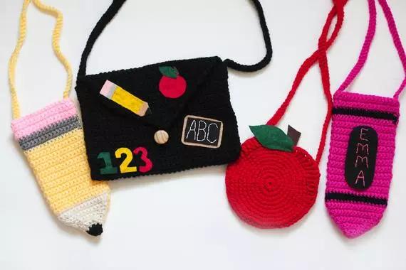 如何钩小包上的小装饰,钩个随身小包包好看