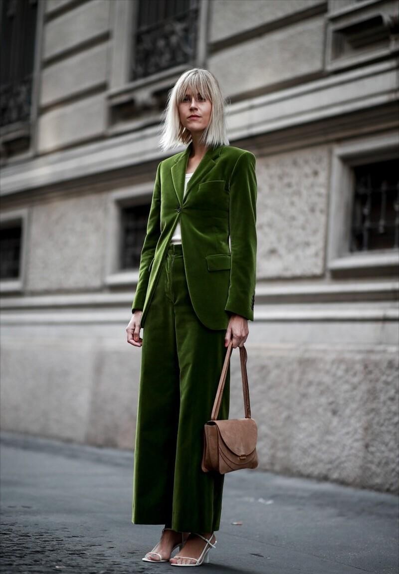 穿惯了普通的西装,来点不一样的款式,复古的丝绒西装值得一试