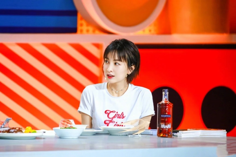 靠“较劲”成功逆袭的吴昕，3分钟卖6400颗蛋黄酥，真的那么好吃