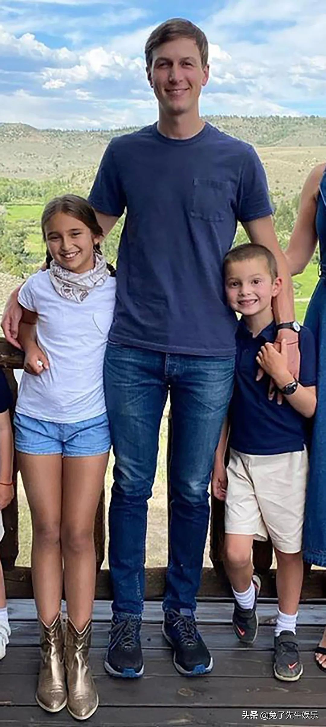 伊万卡带娃罕见亮相10岁女儿晒黑,伊万卡与女儿穿亲子装