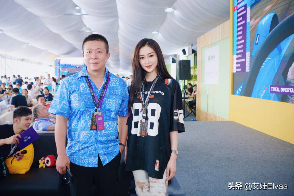 张天爱西装泳衣凸显时尚,张天爱穿衣显瘦简洁大方更显高