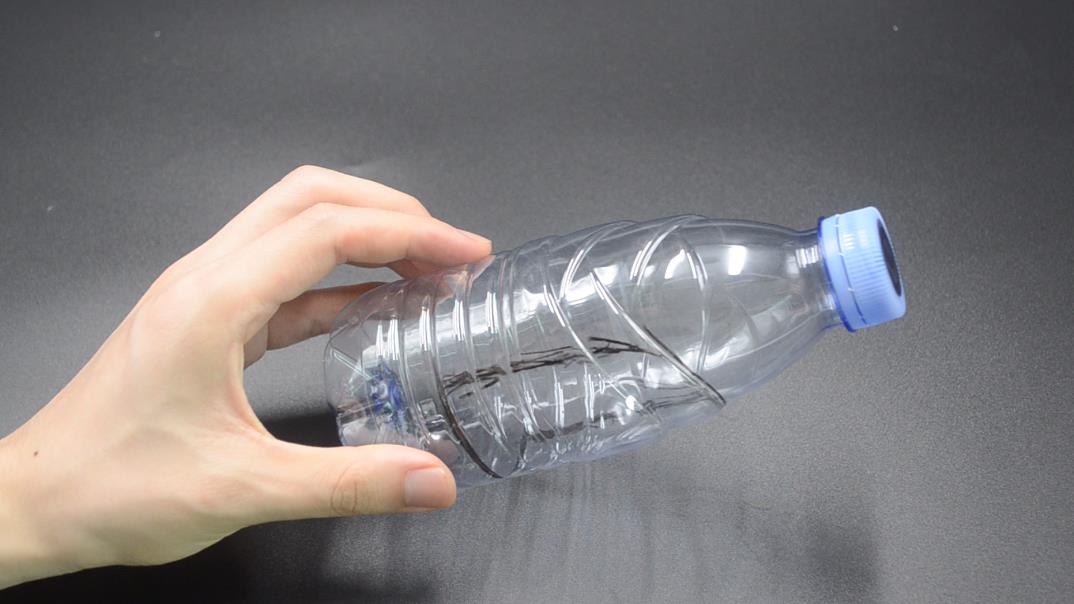 厨房里放个塑料瓶太厉害了，现在知道也为时不晚，尽早叮嘱家里人