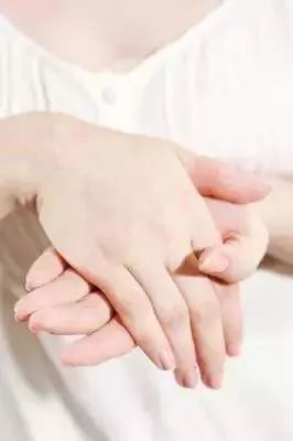 不会卸妆，你抹1万元一瓶的乳液，擦18层精华都没用