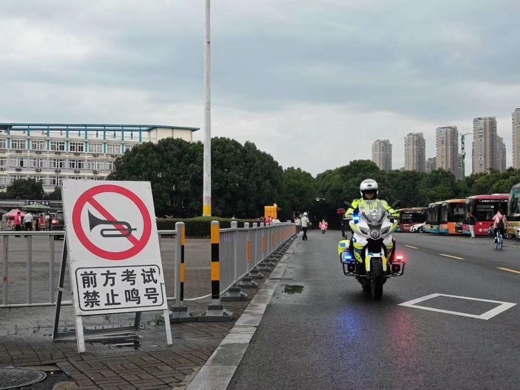 宁波交警护送高考车队,宁波交警送考生