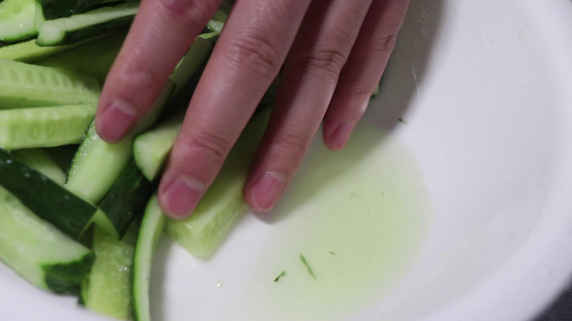 怎样腌黄瓜又脆又好吃,腌黄瓜好吃有秘诀一天就能吃