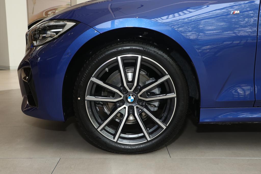 宝马3系为什么卖那么贵,宝马3系320li2.0t手自一体8挡变速