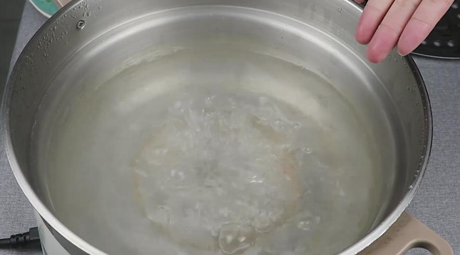 清蒸鱼用冷水蒸鱼还是用热水蒸鱼,热水蒸鱼要蒸几分钟比较好