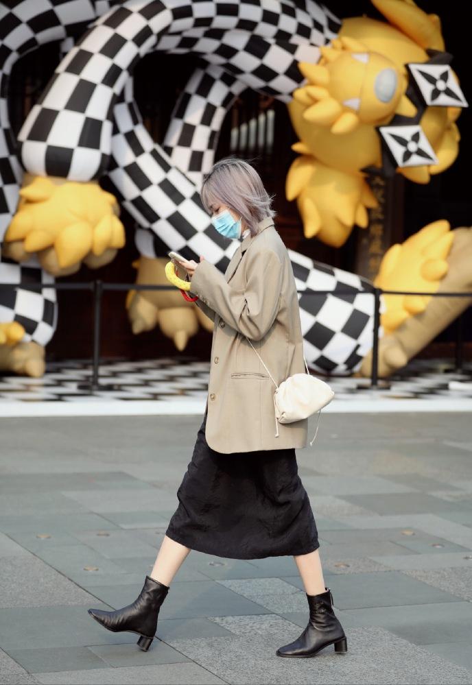 西装裙子今秋最in穿法巨美巨时髦,10种西装裙子的超好看搭配