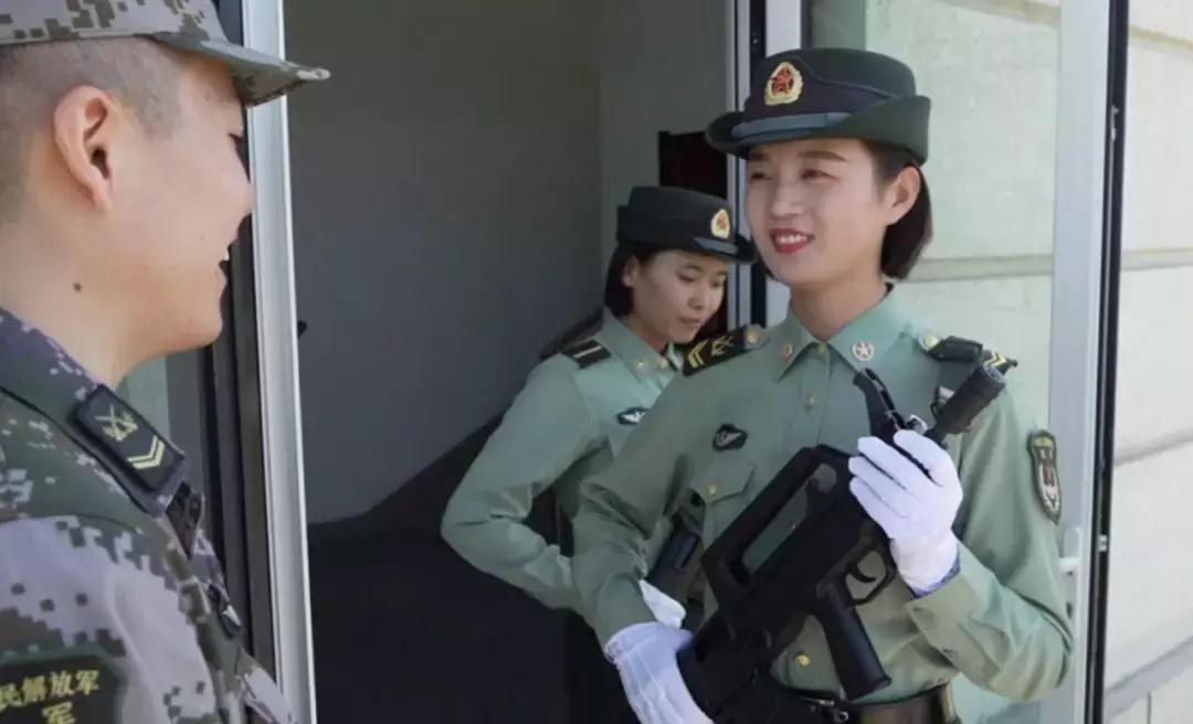 军人父子一起参加阅兵,上阵父子兵父子二人同时参加阅兵