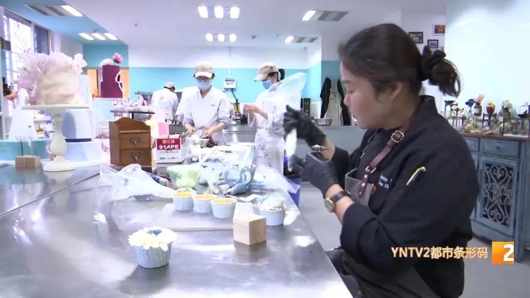 “太惊艳！一枝枝糖花在蛋糕上盛开！”来自昆明饭店的这位西点烹饪大师，牛！
