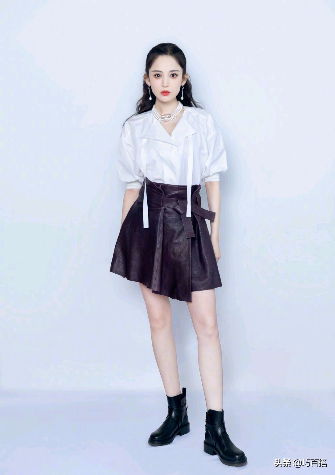 娜扎斜肩黑色丝绒长裙造型,娜扎吊带裙穿搭