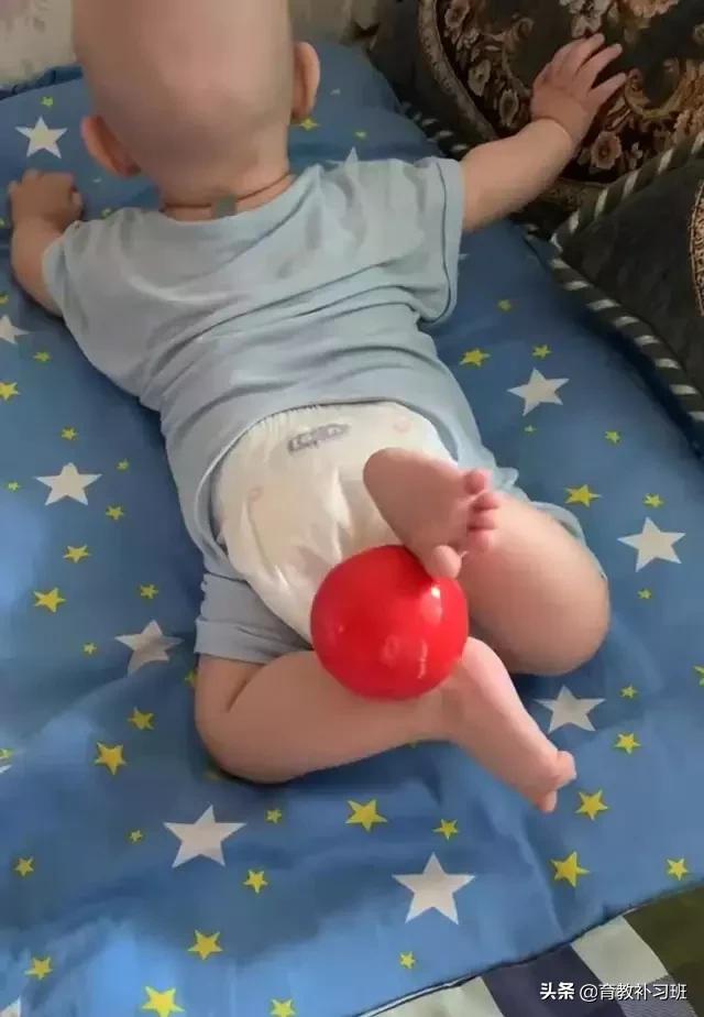 五个月的宝宝新技能坐着抬脚,4个月宝宝解锁新技能手抱脚