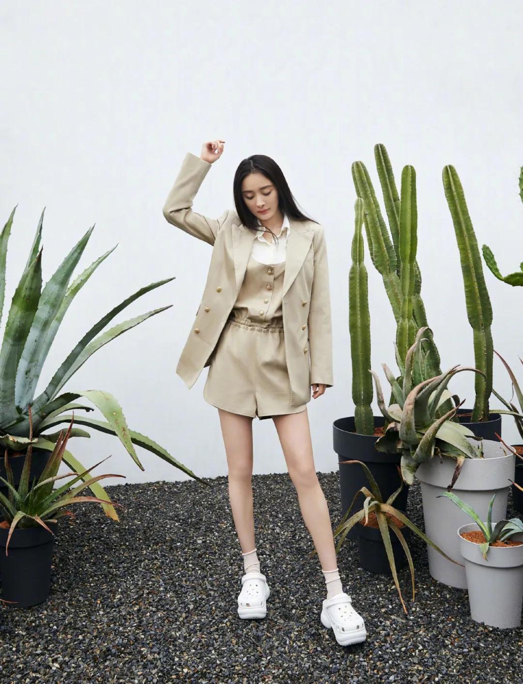 周雨彤的穿搭白衬衫,周雨彤刘雯钟楚曦