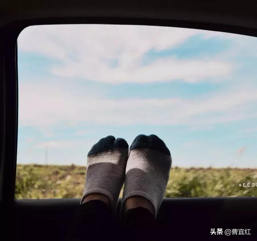 选择一双好的袜子很重要,袜子穿大了危害