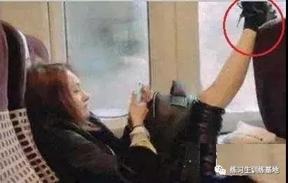 王子文踩小桌板的鞋,王子文穿鞋踩桌子视频