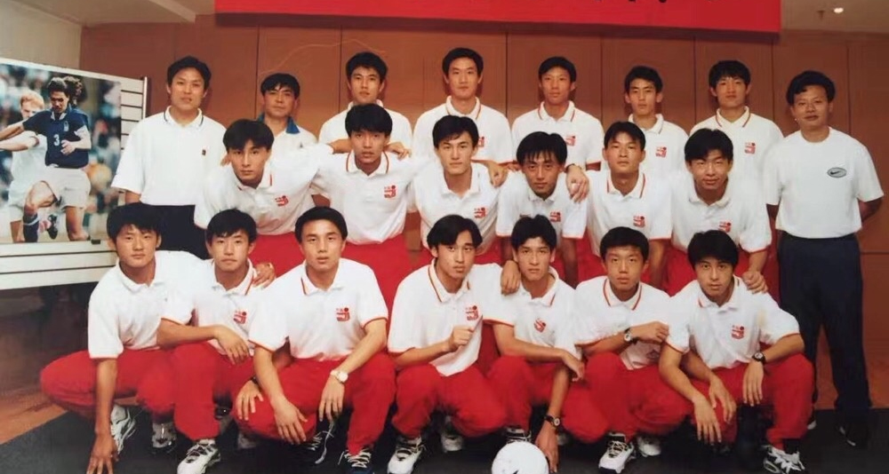 与著名歌星同名的东北门将，拒绝假球比赛中途退场，29岁就退役