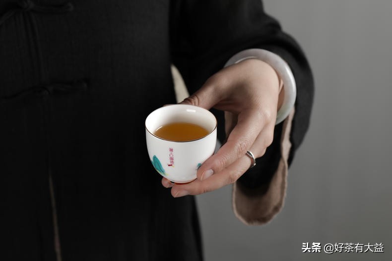 远山含黛探洞天财鼠撷宝得福地