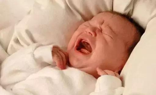 新生儿憋气小腿乱蹬是什么情况,新生儿憋气发力憋得满脸通红