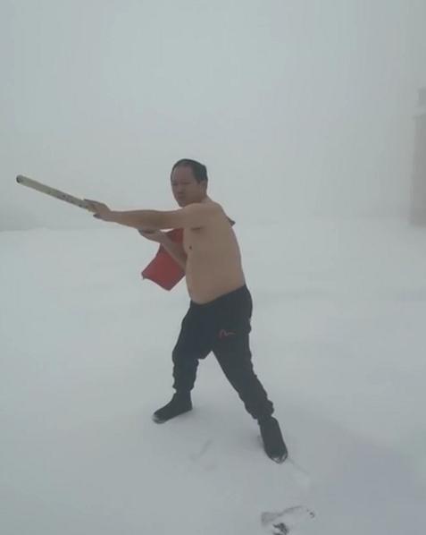 谢广坤赤身半裸铲雪,谢广坤新年