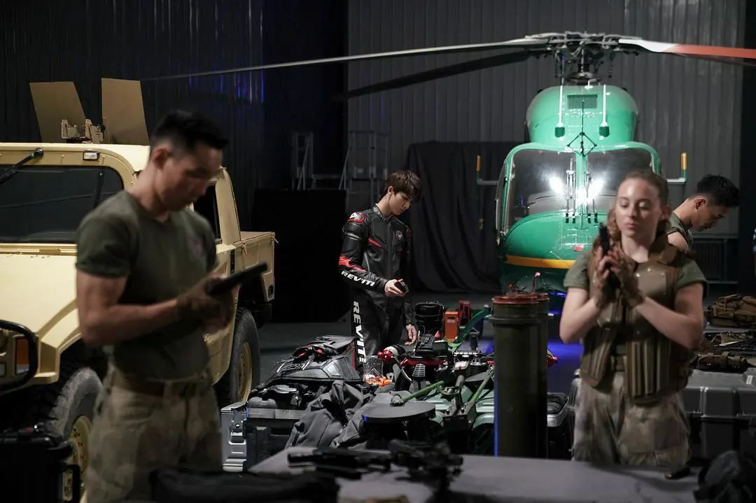 杨洋成龙急先锋跳舞,急先锋发布会杨洋和成龙坐在一起