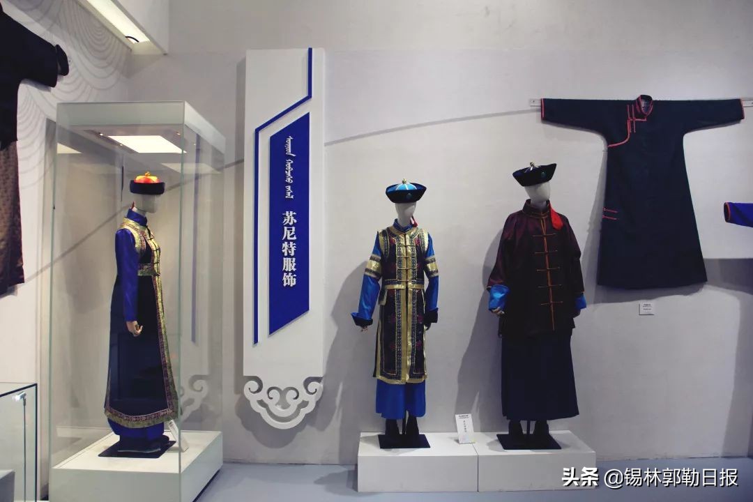 科尔沁部落蒙古族传统服饰,锡伯族服装和蒙古族服饰