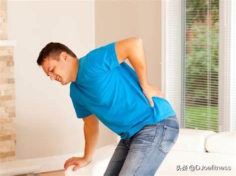 深蹲训练时腰疼的原因和改善方案,深蹲训练伤腰吗