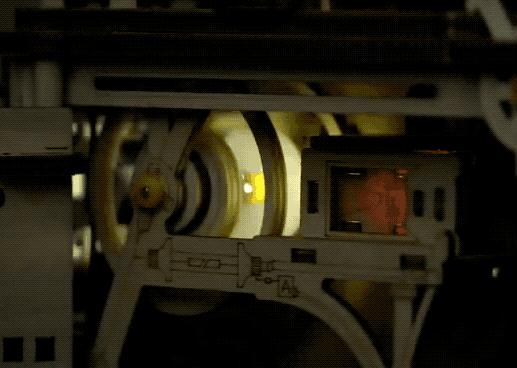 用老式胶片放映机改造投影过程,用木板拼出的老式电影放映机