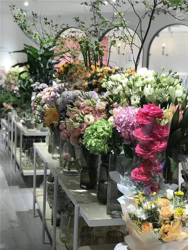 这家不足50㎡的花店，年营业额竟达300多万，被称“花痴”的他是怎么做到的？