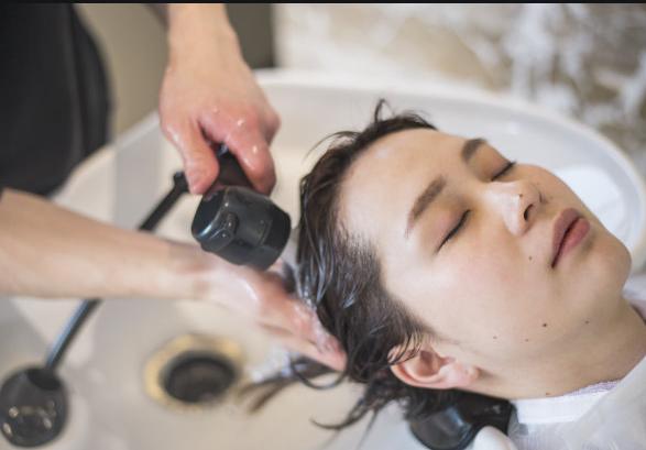 为什么洗头的时候头发掉得特别多,每次洗头梳头都掉很多头发怎么办