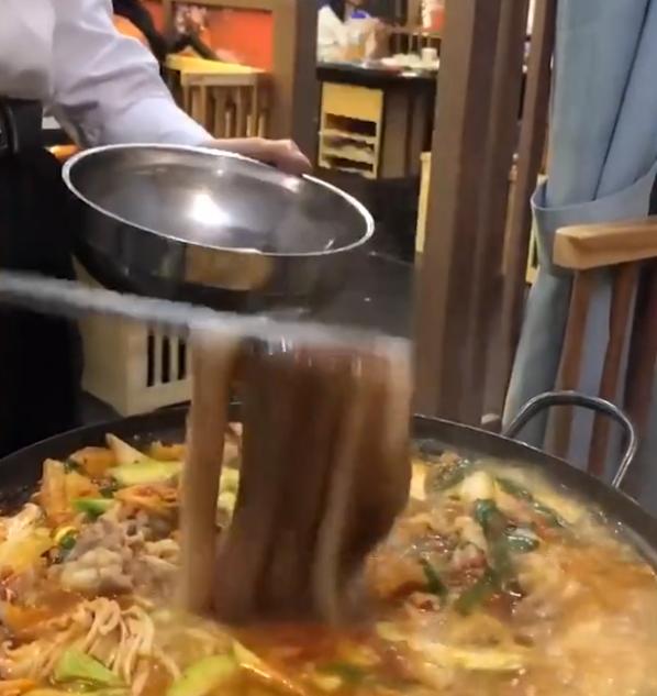 浙江一女子吃火锅下活章鱼,女子生吃活章鱼被粘住嘴