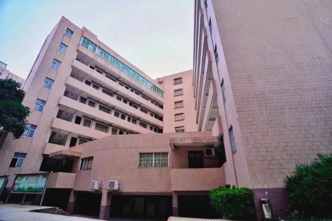 广州最广大学：占地1880余亩，依山傍水，校内坐拥天文台、法庭、演播厅！